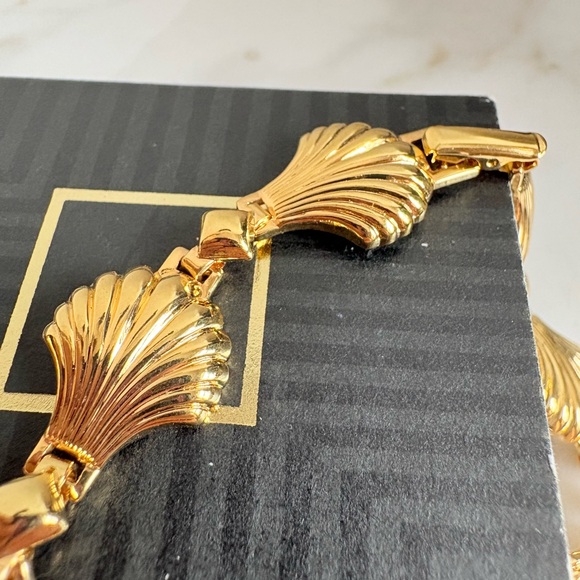 Vintage Avon Seashell Bracelet & Clip Earrings Set Gold Pearl Accent NIB 351 - Picture 9 of 16